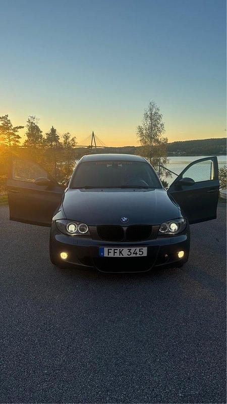 Grå Begagnad 2007 BMW 120 Advantage Halvkombi | 69 000 kr (Marknadspris) - Bild 1/4