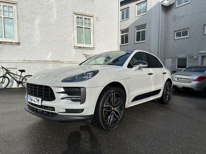 Grå Begagnad 2019 Porsche Macan Sport SUV | 549 900 kr (Lite dyr) - Bild 1/4