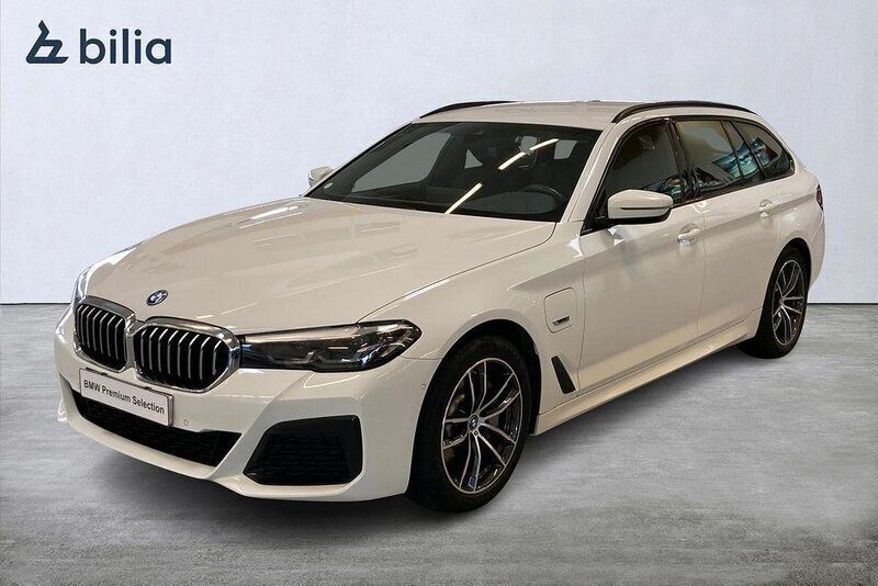 Vit Begagnad 2022 BMW 530e M Sport Kombi | 429 000 kr (Marknadspris) - Bild 1/4