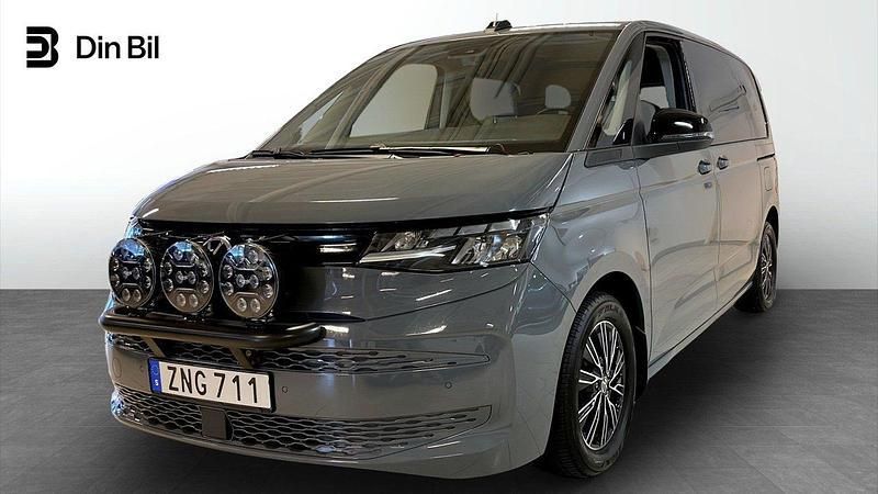 Grå Begagnad 2023 VW Multivan Life Minibuss | 559 900 kr (Marknadspris) - Bild 1/4