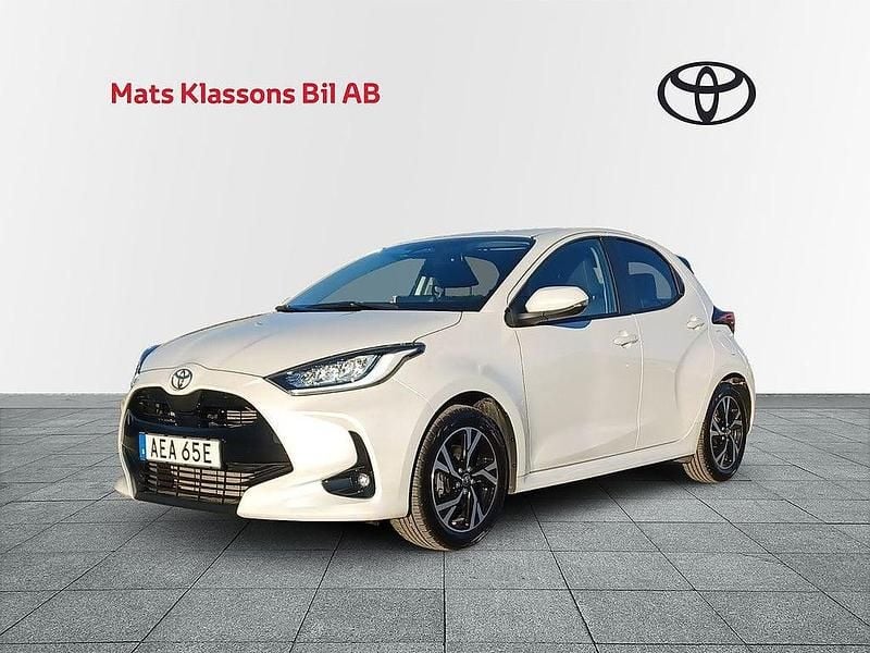 Vit Begagnad 2024 Toyota Yaris Hybrid Active Halvkombi | 249 000 kr (Marknadspris) - Bild 1/4