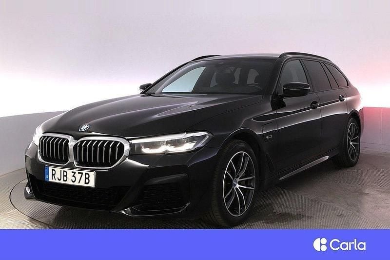 Svart Begagnad 2022 BMW 530e M Sport Kombi | 434 900 kr (Marknadspris) - Bild 1/4