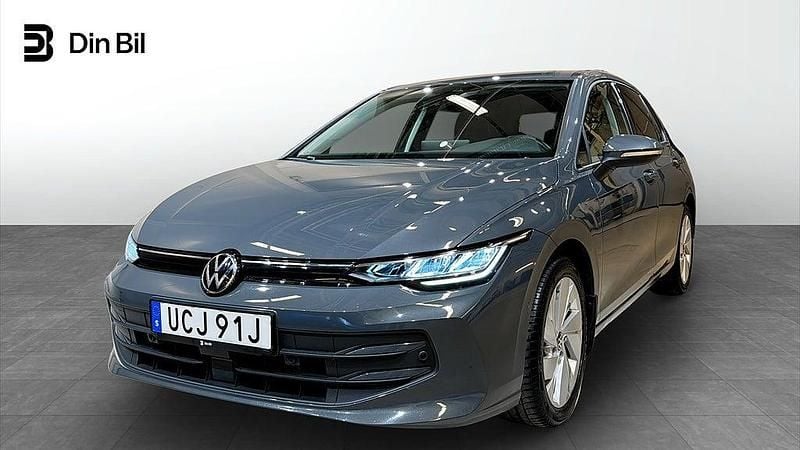 Grå Begagnad 2024 VW Golf VIII Comfortline Halvkombi | 319 900 kr (Marknadspris) - Bild 1/4