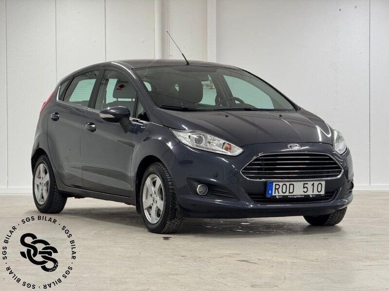 Grå Begagnad 2013 Ford Fiesta Titanium Halvkombi | 99 900 kr (Lite dyr) - Bild 1/4