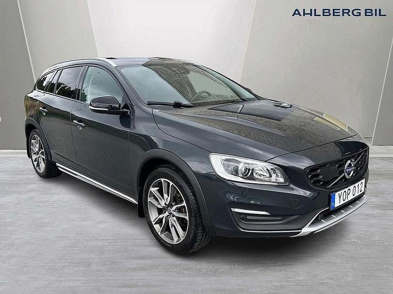 Grå Begagnad 2017 Volvo V60 CC Standard Kombi | 229 500 kr (Lite dyr) - Bild 1/3