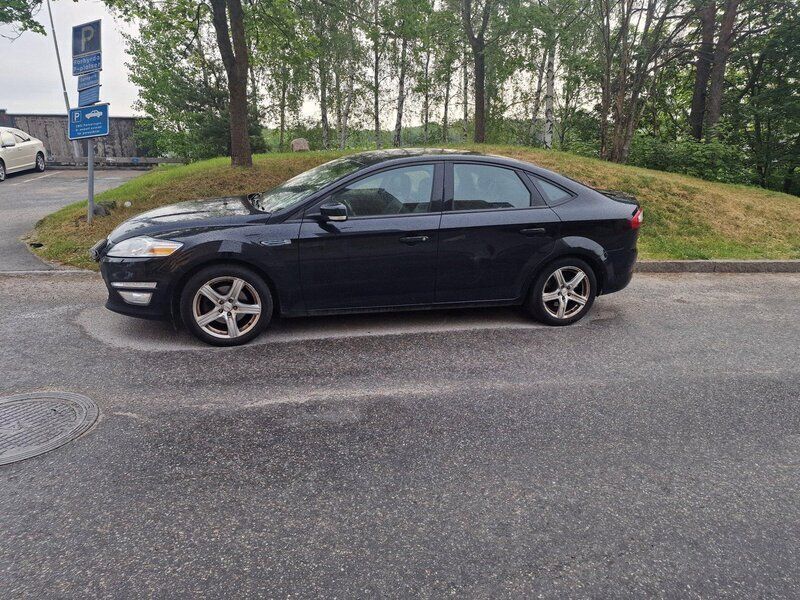 Svart Begagnad 2012 Ford Mondeo Sport Halvkombi | 40 000 kr (Marknadspris) - Bild 1/4