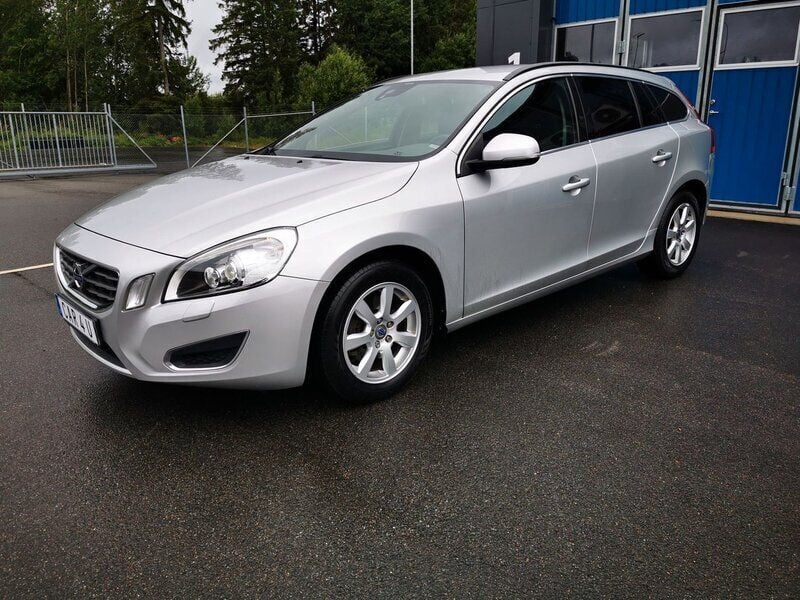 Ljusgrå (grå) Begagnad 2013 Volvo V60 Momentum Kombi | 69 900 kr (Superpris) - Bild 1/4
