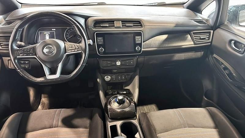Begagnad Nissan Leaf N-Connecta 110 kW (150 HK) 2019 Vit Halvkombi