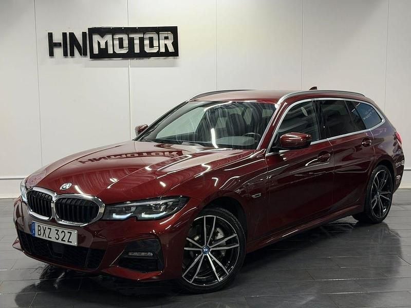Röd Begagnad 2022 BMW 330 M Sport Kombi | 319 900 kr - Bild 1/4