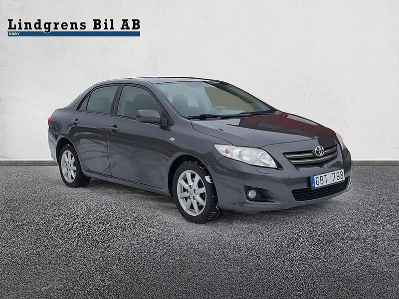 Grå Begagnad 2007 Toyota Corolla Sedan | 39 900 kr (Marknadspris) - Bild 1/4