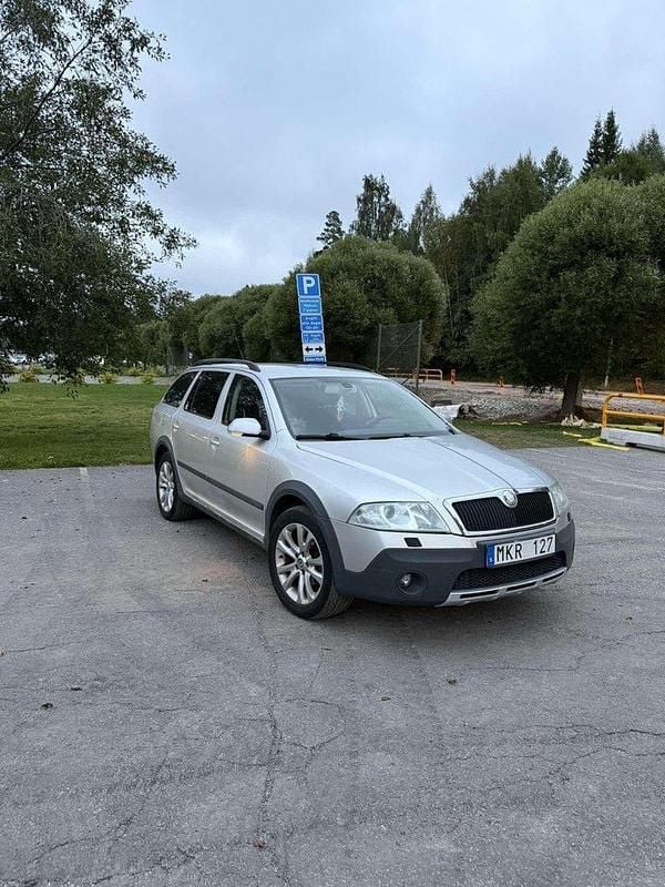 Silver Begagnad 2007 Skoda Octavia Scout Kombi | 32 500 kr - Bild 1/3
