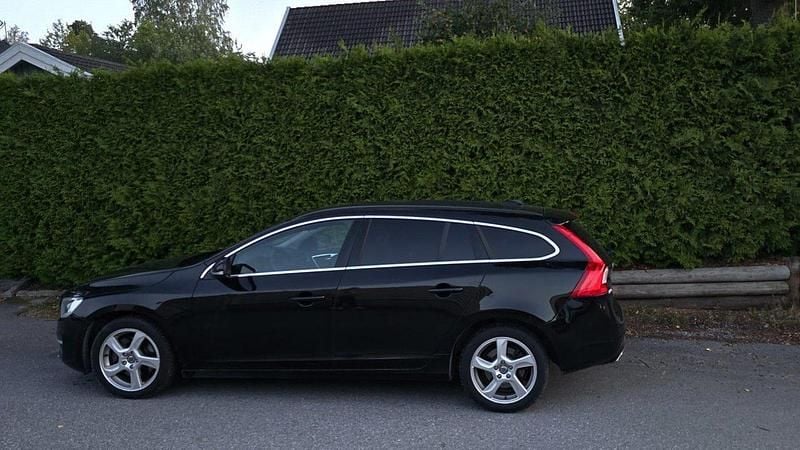 Svart Begagnad 2014 Volvo V60 Momentum Kombi | 125 000 kr (Marknadspris) - Bild 1/4