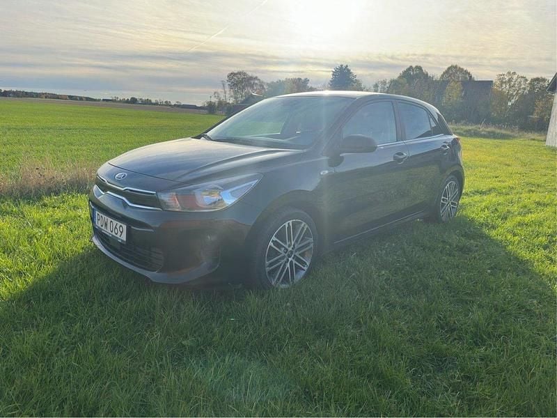 Svart Begagnad 2017 Kia Rio Halvkombi | 80 000 kr (Marknadspris) - Bild 1/4