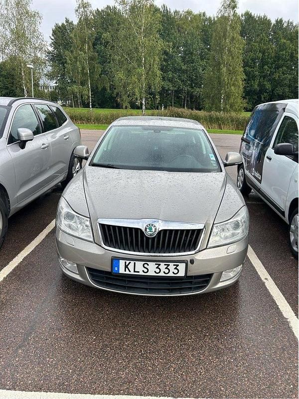 Brun Begagnad 2011 Skoda Octavia Elegance Halvkombi | 36 000 kr (Marknadspris) - Bild 1/4