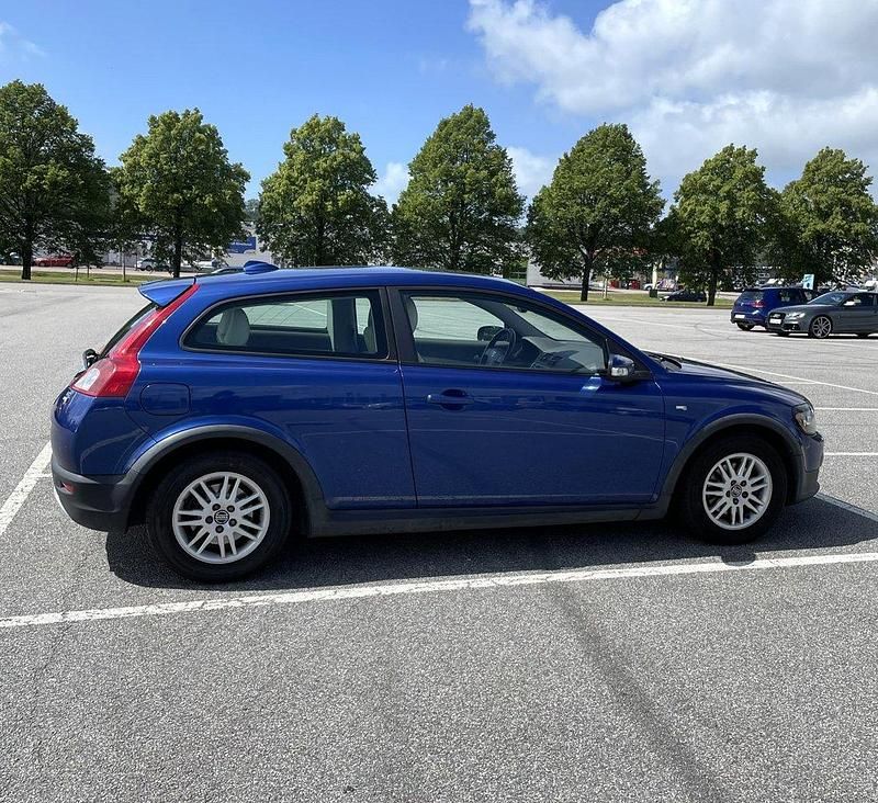 Blå Begagnad 2009 Volvo C30 Momentum Halvkombi | 43 000 kr (Marknadspris) - Bild 1/4