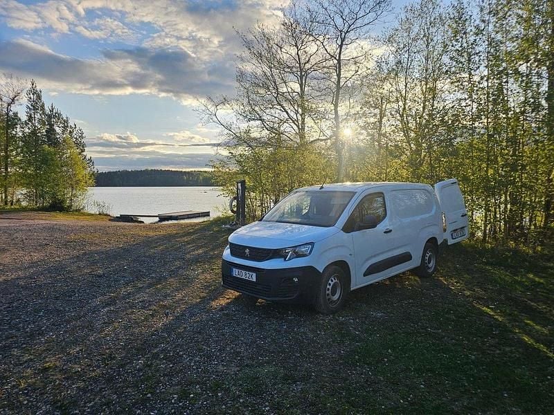 Vit Begagnad 2019 Peugeot Partner Minibuss | 161 000 kr (Dyr) - Bild 1/4