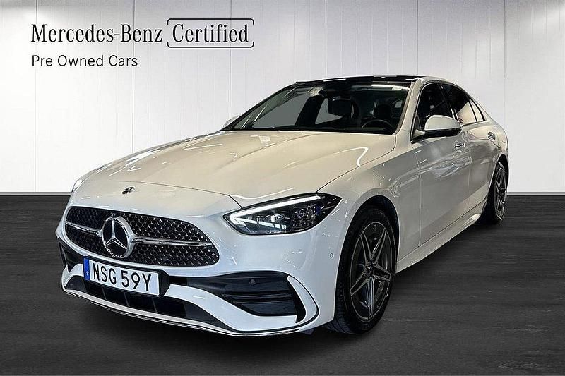 Vit Begagnad 2024 Mercedes C300e AMG Sedan | 539 900 kr (Bra pris) - Bild 1/4