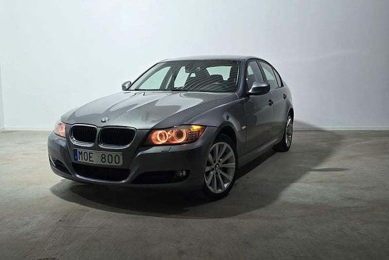 Grå Begagnad 2010 BMW 320 Sedan | 104 600 kr (Lite dyr) - Bild 1/4
