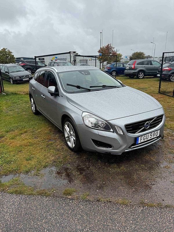 Silver Begagnad 2013 Volvo V60 Summum Kombi | 104 900 kr (Marknadspris) - Bild 1/4