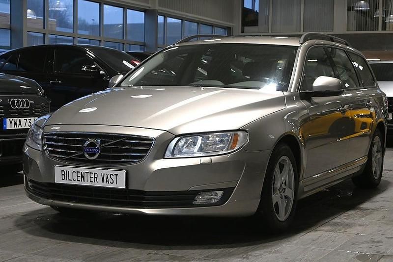 Ljusbrun (grå metallic) Begagnad 2014 Volvo V70 Kombi | 139 000 kr (Lite dyr) - Bild 1/4