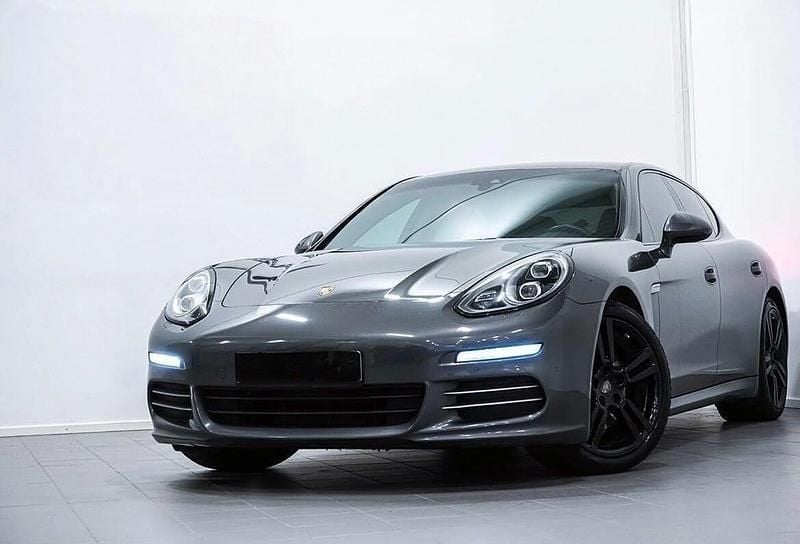 Grå Begagnad 2014 Porsche Panamera 4 Sport Sedan | 379 000 kr (Lite dyr) - Bild 1/4