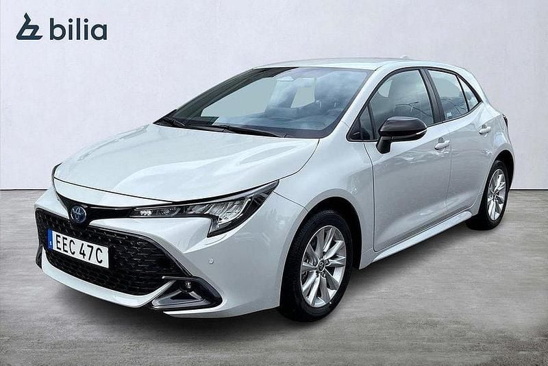 Grå Ny 2025 Toyota Corolla Hybrid Active Halvkombi | 347 500 kr (Marknadspris) - Bild 1/3