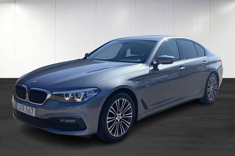 Blå (blue) Begagnad 2018 BMW 520 Sport Line Sedan | 259 900 kr (Bra pris) - Bild 1/4
