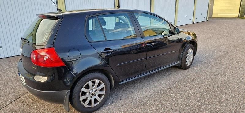 Svart Begagnad 2009 VW Golf Trendline Halvkombi | 59 900 kr (Marknadspris) - Bild 1/4