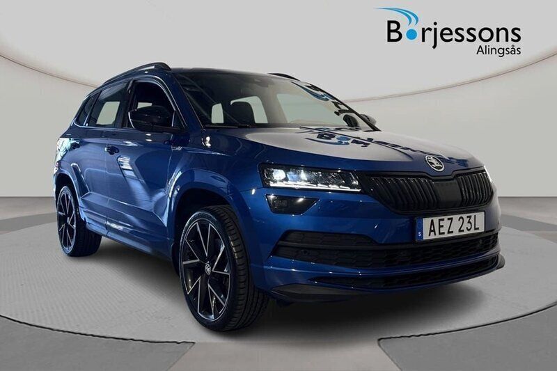 Blå Begagnad 2020 Skoda Karoq SportLine SUV | 259 900 kr (Lite dyr) - Bild 1/4