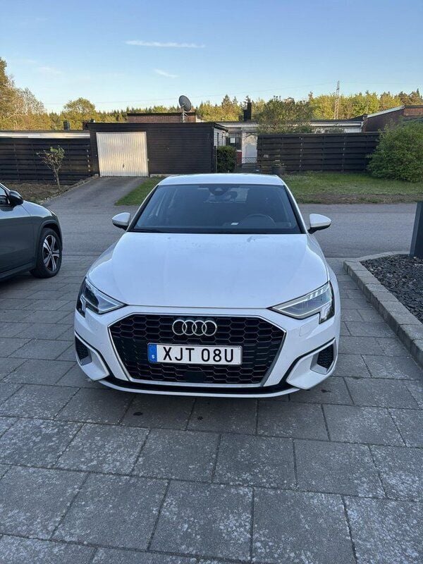 Vit Begagnad 2021 Audi A3 Sportback Comfort Halvkombi | 185 000 kr (Bra pris) - Bild 1/4