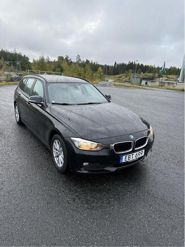 Svart Begagnad 2014 BMW 318 Kombi | 94 900 kr (Bra pris) - Bild 1/4