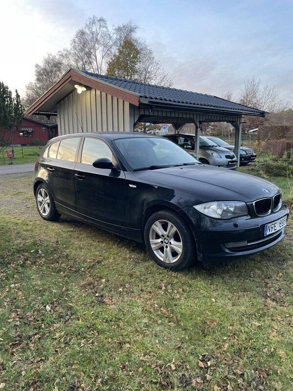 Svart Begagnad 2009 BMW 118 Advantage Halvkombi | 55 000 kr (Marknadspris) - Bild 1/4