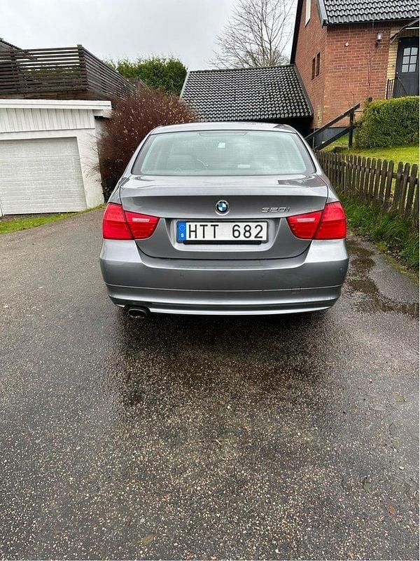 Grå Begagnad 2009 BMW 320 Comfort Edition Sedan | 46 000 kr (Superpris) - Bild 1/4