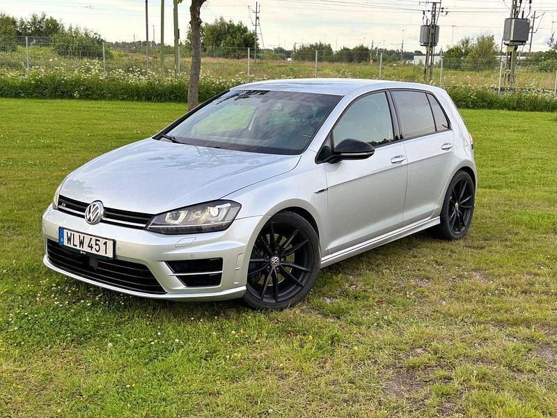 Silver Begagnad 2015 VW Golf VII R Halvkombi | 195 000 kr (Bra pris) - Bild 1/4