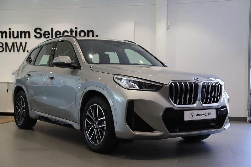 Grå Begagnad 2025 BMW X1 Shadowline SUV | 579 000 kr - Bild 1/4