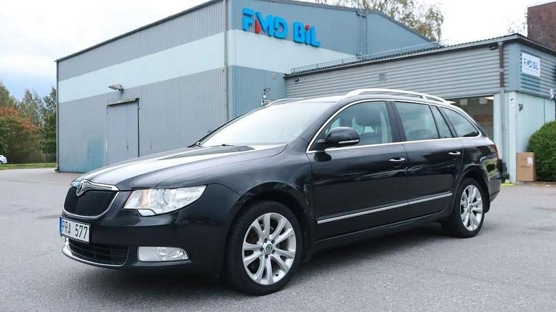 Svart Begagnad 2012 Skoda Superb Ambition Kombi | 94 700 kr (Marknadspris) - Bild 1/4