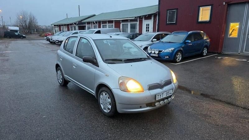 Silver Begagnad 2003 Toyota Yaris Halvkombi | 14 900 kr (Marknadspris) - Bild 1/4