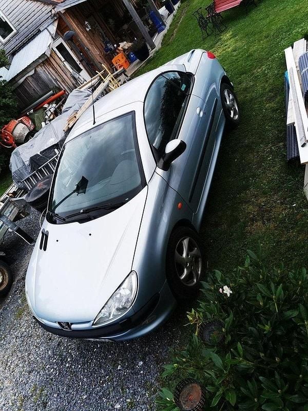 Grå Begagnad 2001 Peugeot 206 CC Cab | 16 000 kr (Marknadspris) - Bild 1/4