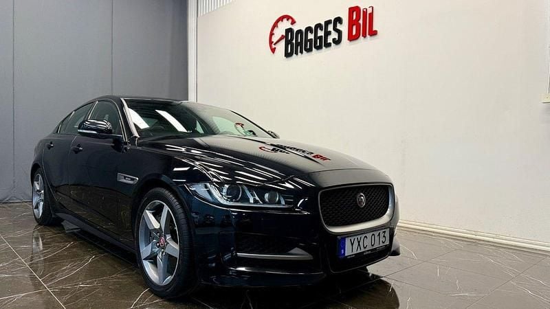 Svart Begagnad 2018 Jaguar XE R-Sport Sedan | 184 900 kr (Superpris) - Bild 1/4