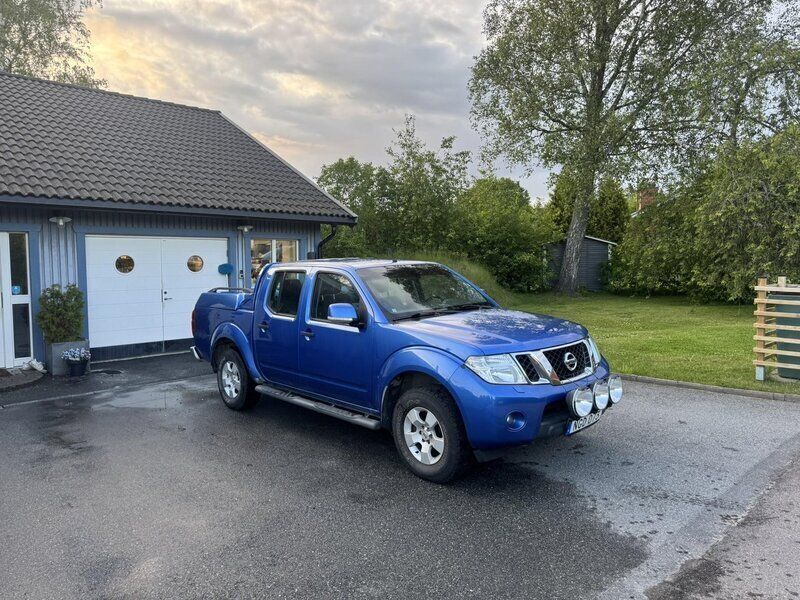 Blå Begagnad 2013 Nissan Navara Pickup | 119 990 kr (Marknadspris) - Bild 1/4