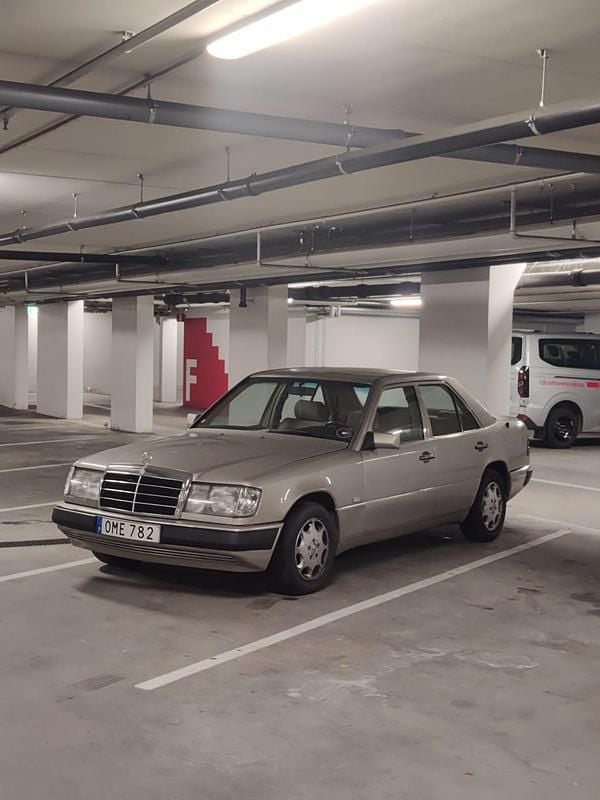 Begagnad Mercedes E200 118 HK (86 kW) 1990