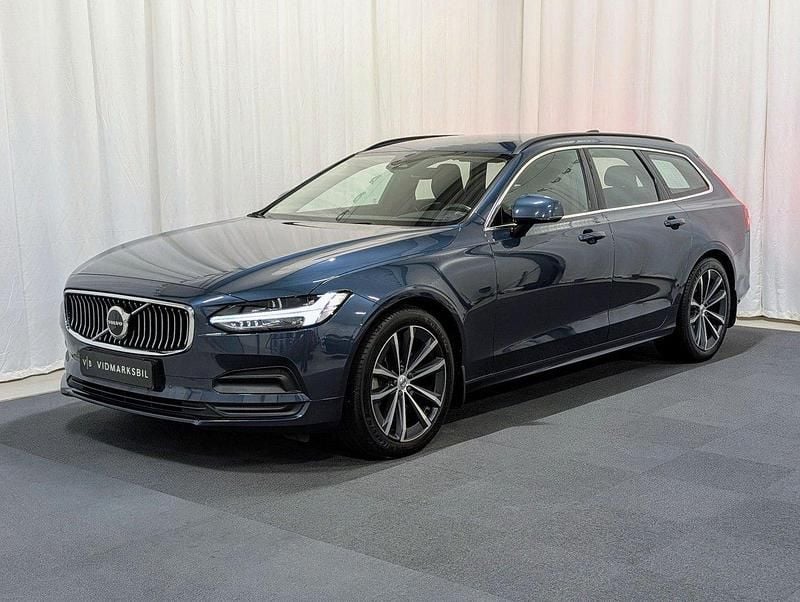Mörkblå Begagnad 2021 Volvo V90 Momentum Kombi | 339 900 kr (Marknadspris) - Bild 1/4