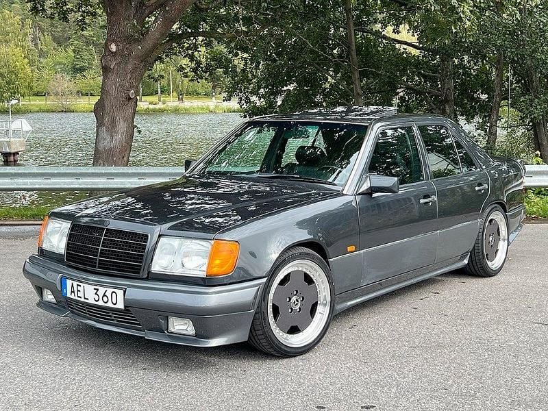 Svart Begagnad 1992 Mercedes E300 AMG Sedan | 149 900 kr - Bild 1/4