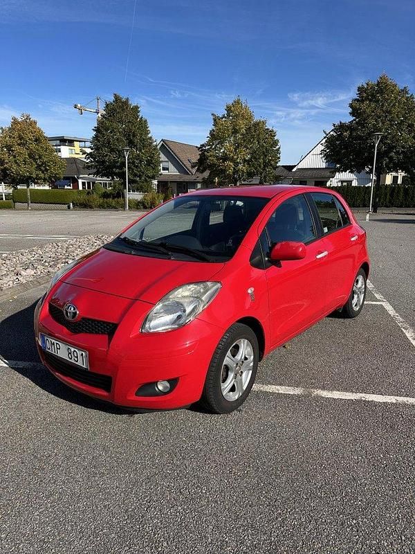 Röd Begagnad 2011 Toyota Yaris Halvkombi | 59 000 kr (Marknadspris) - Bild 1/4