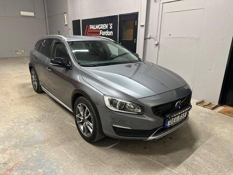 Grå Begagnad 2016 Volvo V60 CC Summum Kombi | 179 500 kr (Marknadspris) - Bild 1/4