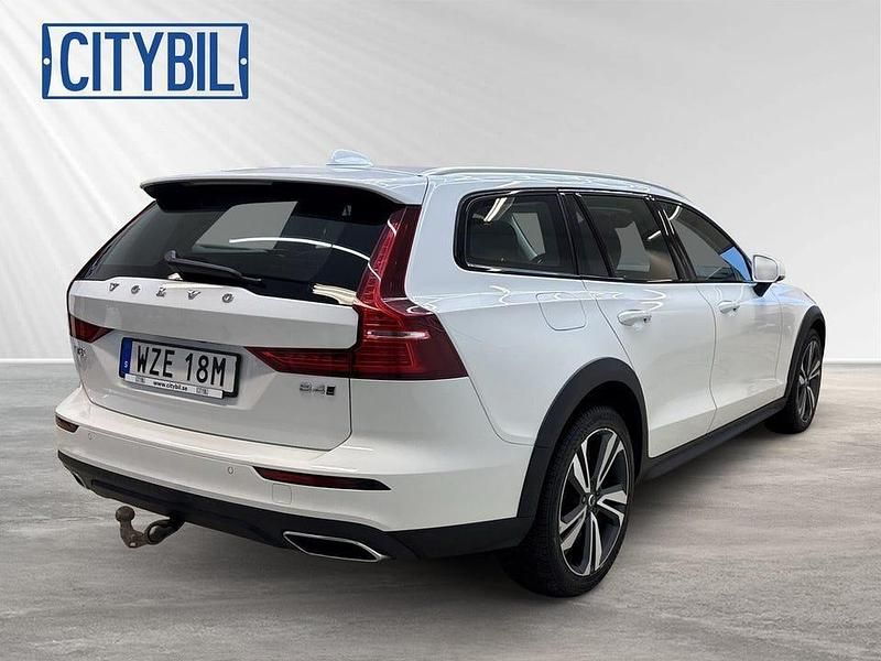 Begagnad Volvo V60 CC Pro 197 HK (144 kW) 2022 Birch light metallic Kombi