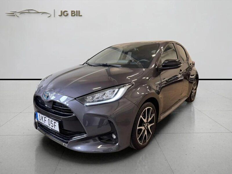 Mörkgrå (grå) Begagnad 2021 Toyota Yaris Hybrid Style Halvkombi | 204 700 kr (Marknadspris) - Bild 1/4