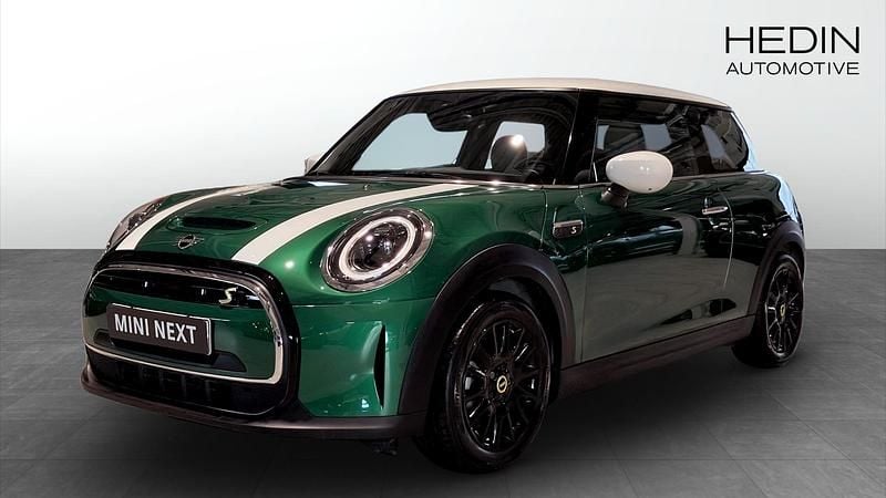 Grön (green) Begagnad 2022 Mini Cooper SE Halvkombi | 208 700 kr (Marknadspris) - Bild 1/4