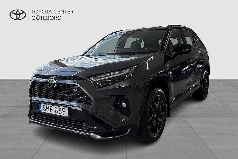 Grå Begagnad 2023 Toyota RAV4 Hybrid Sport SUV | 589 900 kr (Dyr) - Bild 1/4