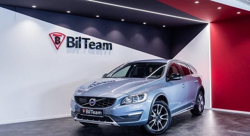 Begagnad Volvo V60 CC Momentum 150 HK (110 kW) 2017 Ljusblå Kombi